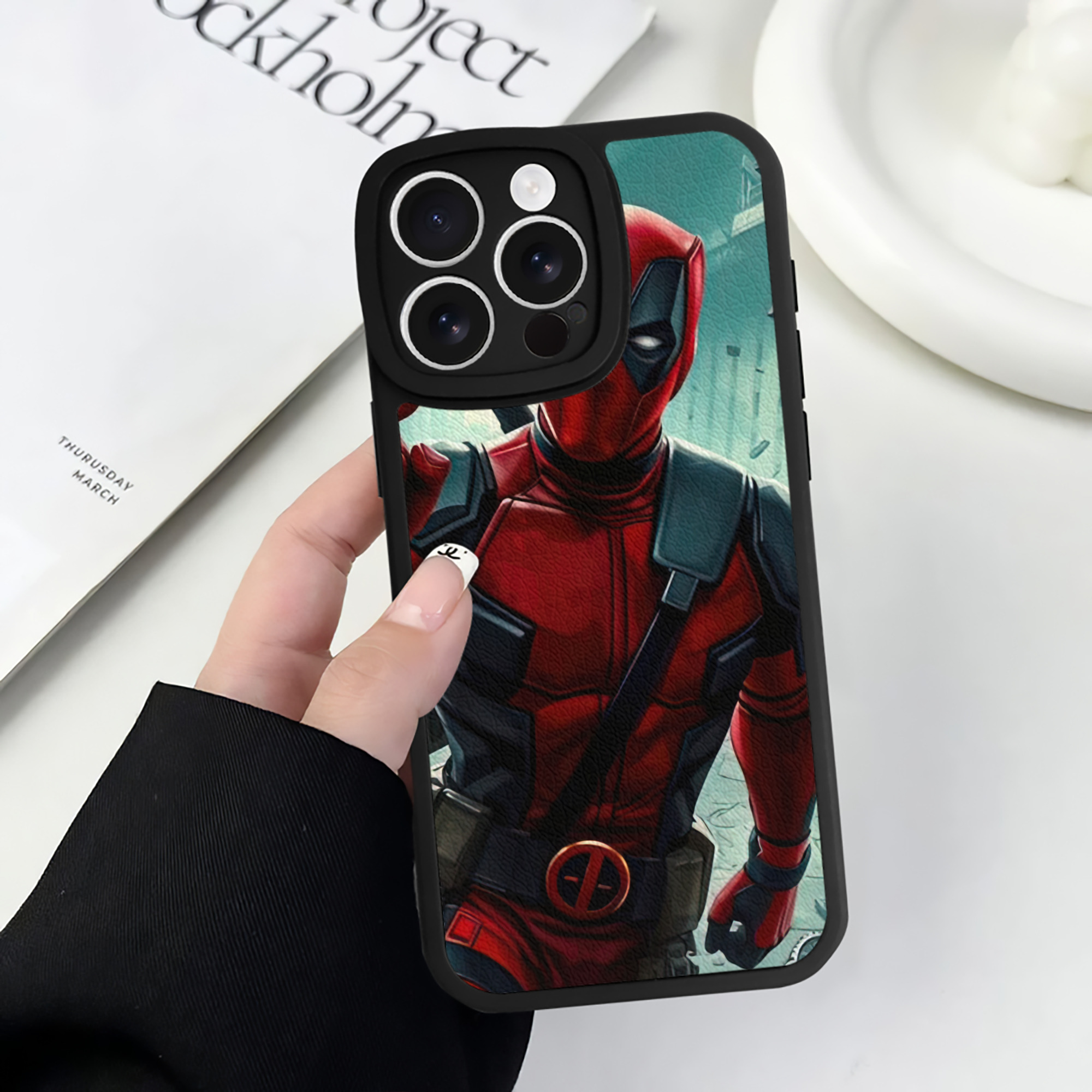 （画像用） Deadpool デッドプール 【iPhone 16シリーズ対応】シリコンスマホケース（レザー調） 材質：シリコン